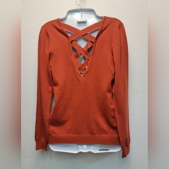 LOVE ♡ELLIE MIA BACK DETAIL SWEATER Women's Size XS V-Neckline, Pull Over - Picture 9 of 11